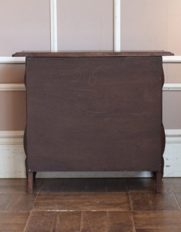 アンティークのチェスト　アンティーク家具　南フランスの素敵なアンティーク家具、華やかな３段チェスト。きちんとメンテナンスしてあるので、裏側もキレイです。(j-1536-f)