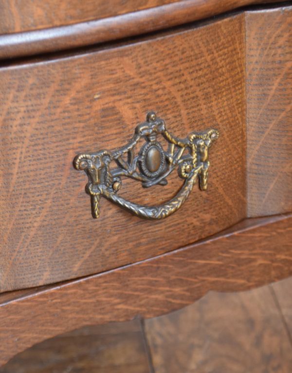 アンティークのチェスト　アンティーク家具　南フランスの素敵なアンティーク家具、華やかな３段チェスト。エンブレムをモチーフにした優雅な取っ手。(j-1536-f)