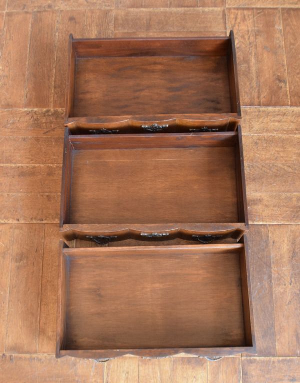 アンティークのチェスト　アンティーク家具　南フランスの素敵なアンティーク家具、華やかな３段チェスト。引き出しは全部で３杯。(j-1536-f)