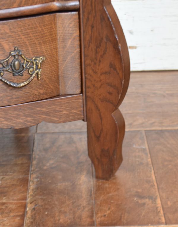 アンティークのチェスト　アンティーク家具　南フランスの素敵なアンティーク家具、華やかな３段チェスト。安定感があります。(j-1536-f)