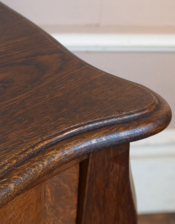 アンティークのチェスト　アンティーク家具　南フランスの素敵なアンティーク家具、華やかな３段チェスト。角が丸いので小さなお子様にも安心です。(j-1536-f)