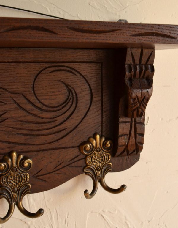 ウォールシェルフ・ウォールハンガー　アンティーク家具　アンティークの壁付け家具、フランスから届いた素敵なミラー付きウォールハンガー 。どこから見ても丁寧に彫りの装飾が施してあります。(j-1537-f)