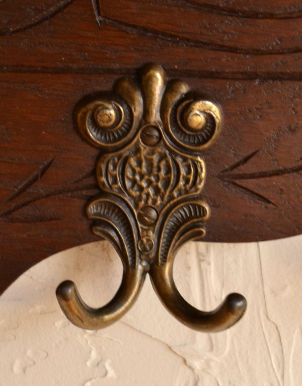 ウォールシェルフ・ウォールハンガー　アンティーク家具　アンティークの壁付け家具、フランスから届いた素敵なミラー付きウォールハンガー 。真鍮製のフックが付いています。(j-1537-f)