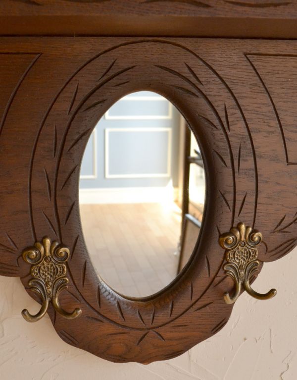ウォールシェルフ・ウォールハンガー　アンティーク家具　アンティークの壁付け家具、フランスから届いた素敵なミラー付きウォールハンガー 。優雅な彫りが隅々に施されています。(j-1537-f)