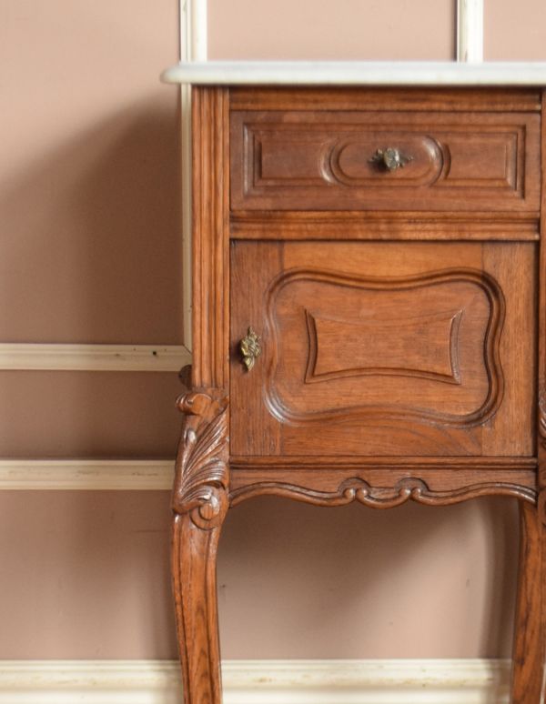 アンティークのキャビネット　アンティーク家具　フランスのアンティーク家具、大理石天板のナイトテーブル（キャビネット）。凝った彫りのデザインが扉に刻まれています。(j-1539-f)