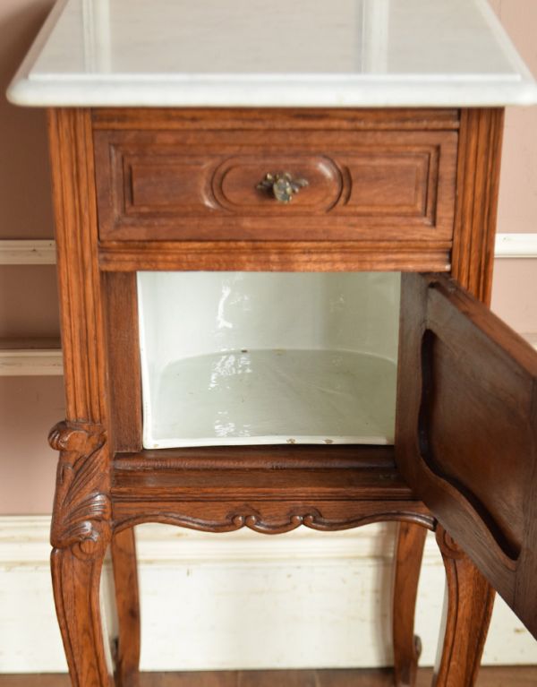 アンティークのキャビネット　アンティーク家具　フランスのアンティーク家具、大理石天板のナイトテーブル（キャビネット）。中もキレイに仕上げているので、安心して収納できます。(j-1539-f)