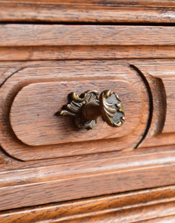 アンティークのキャビネット　アンティーク家具　フランスのアンティーク家具、大理石天板のナイトテーブル（キャビネット）。アンティークならではの美しい装飾の取っ手です。(j-1539-f)