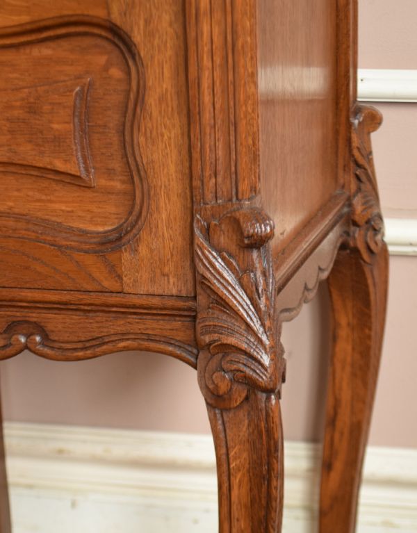 アンティークのキャビネット　アンティーク家具　フランスのアンティーク家具、大理石天板のナイトテーブル（キャビネット）。美しい彫にうっとり。(j-1539-f)