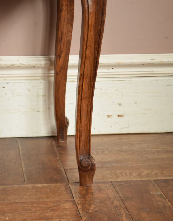 アンティークのキャビネット　アンティーク家具　フランスのアンティーク家具、大理石天板のナイトテーブル（キャビネット）。スラリと伸びた美しい脚。(j-1539-f)