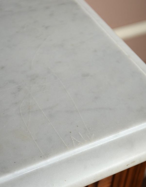 アンティークのキャビネット　アンティーク家具　フランスのアンティーク家具、大理石天板のナイトテーブル（キャビネット）。アンティークは新品ではないので、経年変化によるキズはありますが、専門の職人によって目立たないようにキレイにお直しをしています。(j-1539-f)