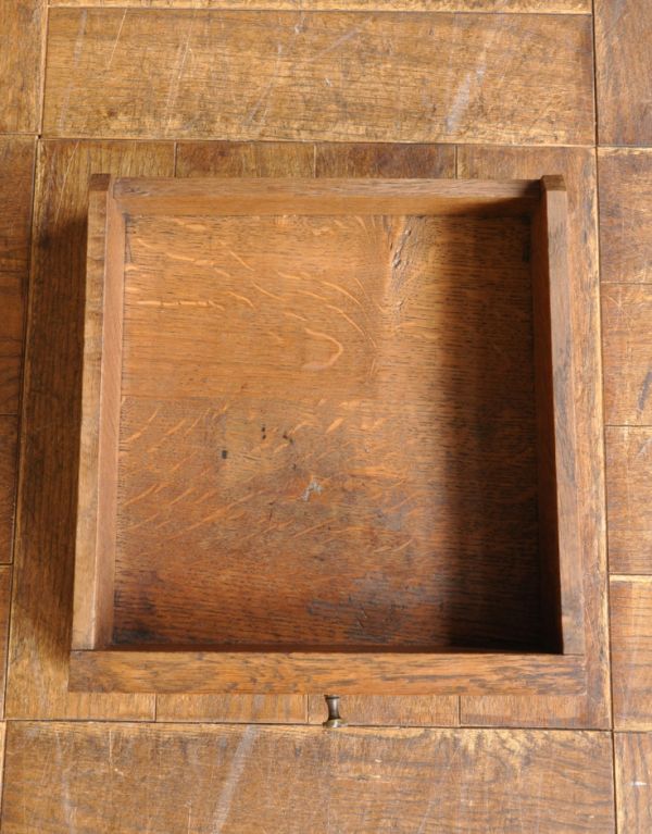 アンティークのキャビネット　アンティーク家具　フランスのアンティーク家具、大理石天板のナイトテーブル（キャビネット）。引き出しが１杯付いています。(j-1539-f)