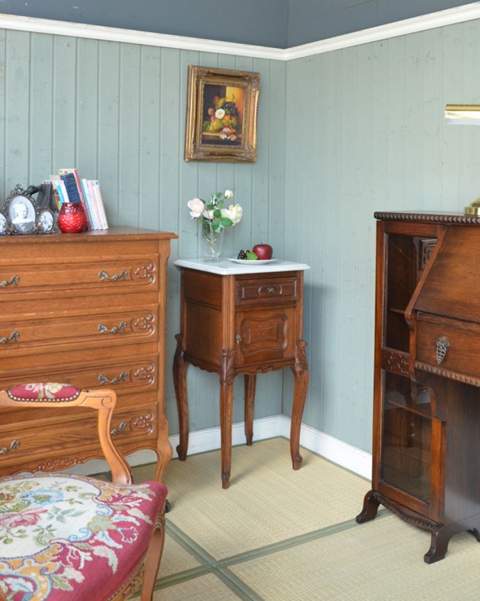 アンティークのキャビネット　アンティーク家具　フランスのアンティーク家具、大理石天板のナイトテーブル（キャビネット）。畳のお部屋でスタイリングしてみました。(j-1539-f)