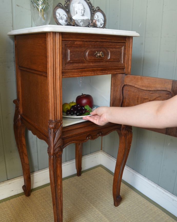 アンティークのキャビネット　アンティーク家具　フランスのアンティーク家具、大理石天板のナイトテーブル（キャビネット）。扉の中は木ではないので、お茶用のお菓子を入れたりしても良いですね。(j-1539-f)