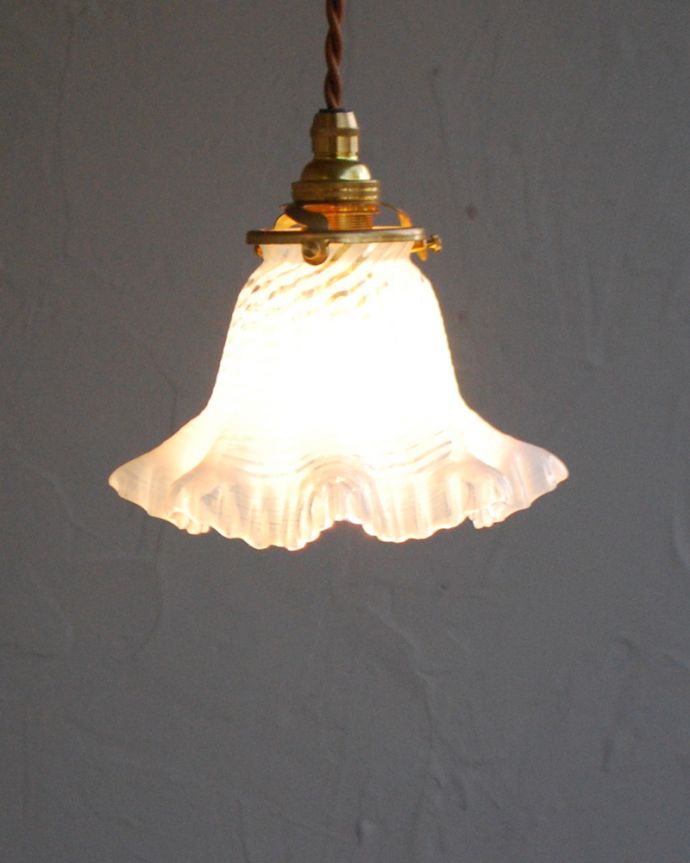 ペンダントライト　照明・ライティング　オパールセントのアンティークペンダントライト（コード・シャンデリア電球・ギャラリーA付き）。あたたかい光がお部屋を包み込みます。(j-154-z)