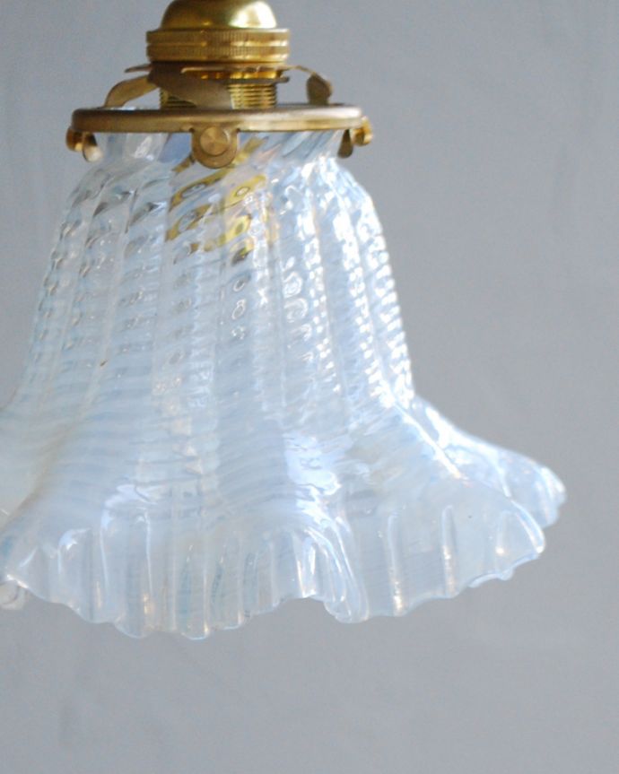 ペンダントライト　照明・ライティング　オパールセントのアンティークペンダントライト（コード・シャンデリア電球・ギャラリーA付き）。シェードは、アンティークのため、誤差があったり、キズ、汚れが入っている場合もあります。(j-154-z)