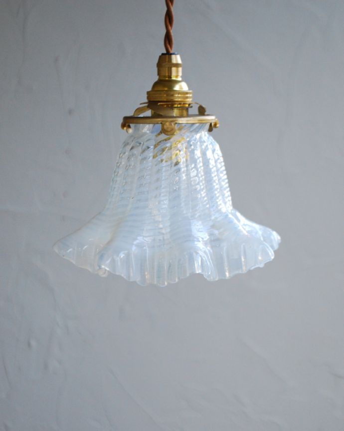 ペンダントライト　照明・ライティング　オパールセントのアンティークペンダントライト（コード・シャンデリア電球・ギャラリーA付き）。【 シェードのサイズ 】直径16.5×高さ10cmコードは50、80cm以外にも、ご希望の長さで加工してお届けします。(j-154-z)