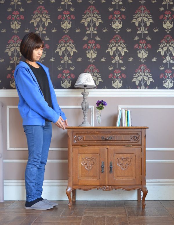 アンティークのキャビネット　アンティーク家具　プロヴァンス香るフレンチアンティーク家具、猫脚の美しいキャビネット。美しい彫で存在感があるキャビネット。(j-1541-f)