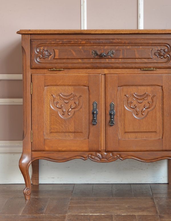 アンティークのキャビネット　アンティーク家具　プロヴァンス香るフレンチアンティーク家具、猫脚の美しいキャビネット。繊細で高級感たっぷりの扉の彫り。(j-1541-f)