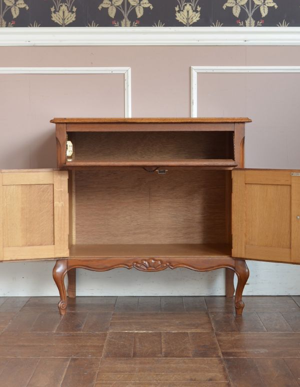 アンティークのキャビネット　アンティーク家具　プロヴァンス香るフレンチアンティーク家具、猫脚の美しいキャビネット。棚板があるので整理しやすいです。(j-1541-f)