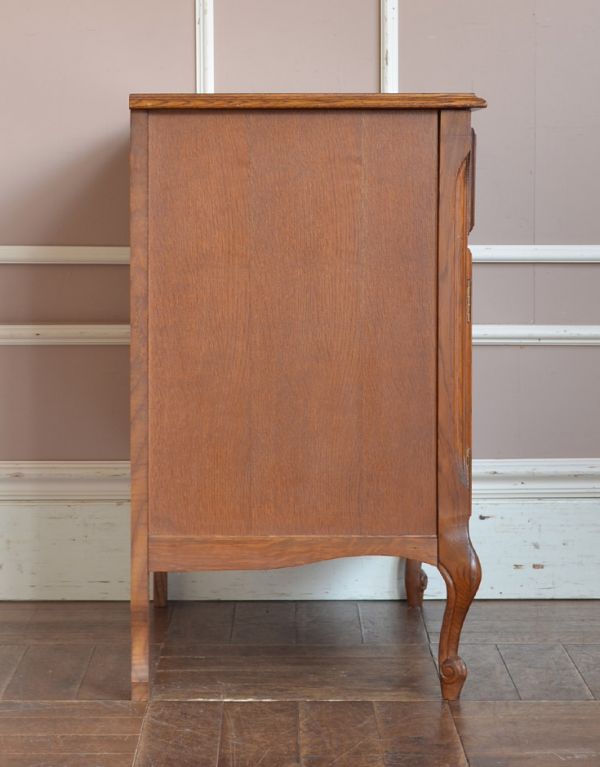 アンティークのキャビネット　アンティーク家具　プロヴァンス香るフレンチアンティーク家具、猫脚の美しいキャビネット。サイドから見てもキレイな状態です。(j-1541-f)