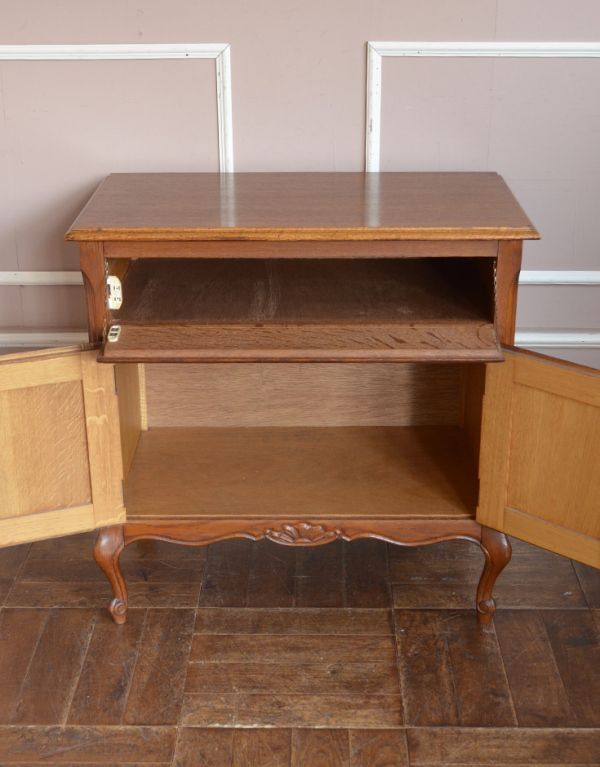 アンティークのキャビネット　アンティーク家具　プロヴァンス香るフレンチアンティーク家具、猫脚の美しいキャビネット。扉内も綺麗な状態です。(j-1541-f)