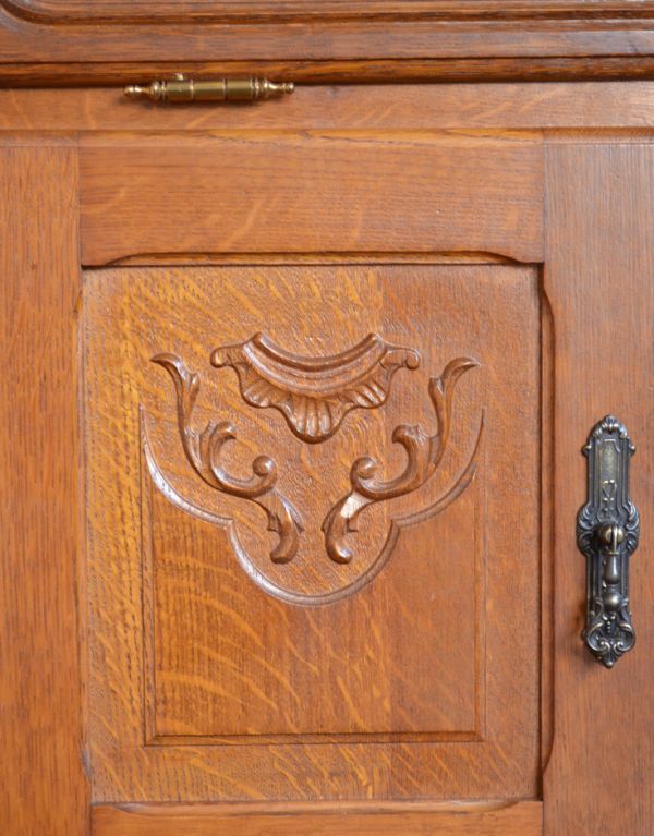 アンティークのキャビネット　アンティーク家具　プロヴァンス香るフレンチアンティーク家具、猫脚の美しいキャビネット。植物があしらわれた装飾にはどこか和の美しさを感じます。(j-1541-f)