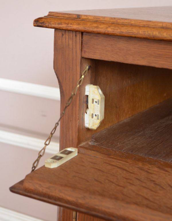 アンティークのキャビネット　アンティーク家具　プロヴァンス香るフレンチアンティーク家具、猫脚の美しいキャビネット。チェーンでつないでいるので安心です。(j-1541-f)