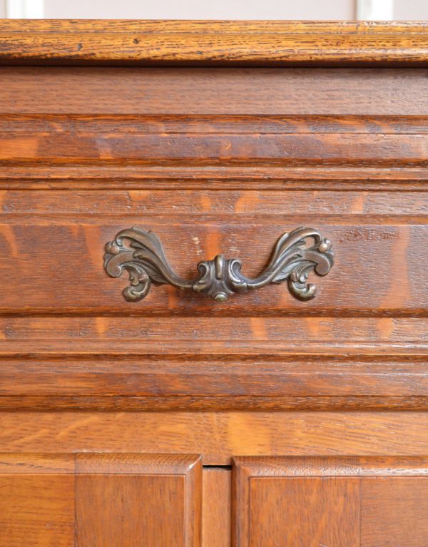 アンティークのキャビネット　アンティーク家具　プロヴァンス香るフレンチアンティーク家具、猫脚の美しいキャビネット。優雅な曲線の取っ手。(j-1541-f)