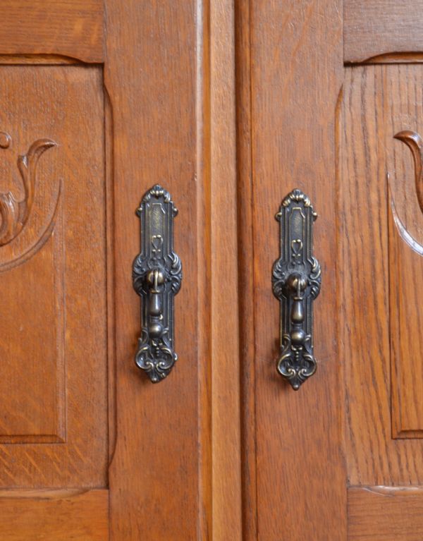 アンティークのキャビネット　アンティーク家具　プロヴァンス香るフレンチアンティーク家具、猫脚の美しいキャビネット。凝った繊細な装飾が、フランスらしいです。(j-1541-f)