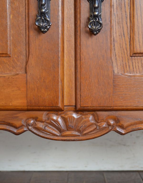 アンティークのキャビネット　アンティーク家具　プロヴァンス香るフレンチアンティーク家具、猫脚の美しいキャビネット。絵になるインテリアなので、寝室や客間、和室などどこでも上品に彩ります。(j-1541-f)