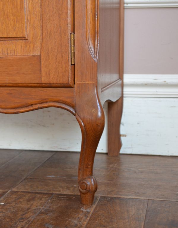 アンティークのキャビネット　アンティーク家具　プロヴァンス香るフレンチアンティーク家具、猫脚の美しいキャビネット。安定感のある脚がしっかり支えます。(j-1541-f)