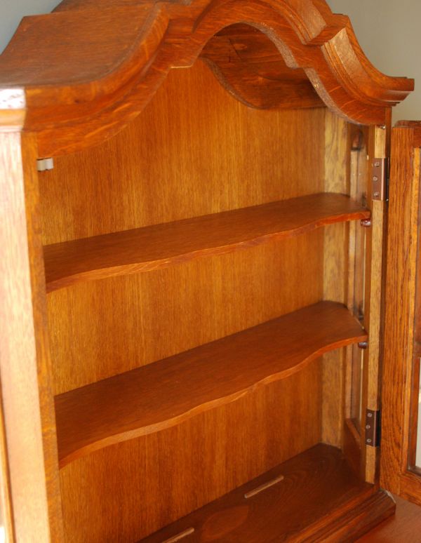 ウォールシェルフ・ウォールハンガー アンティーク家具 オシャレなアンティーク家具、壁に掛けても使えるウォールキャビネット。内側はボディと同じ色味の木肌になっています。(j-1543-f)