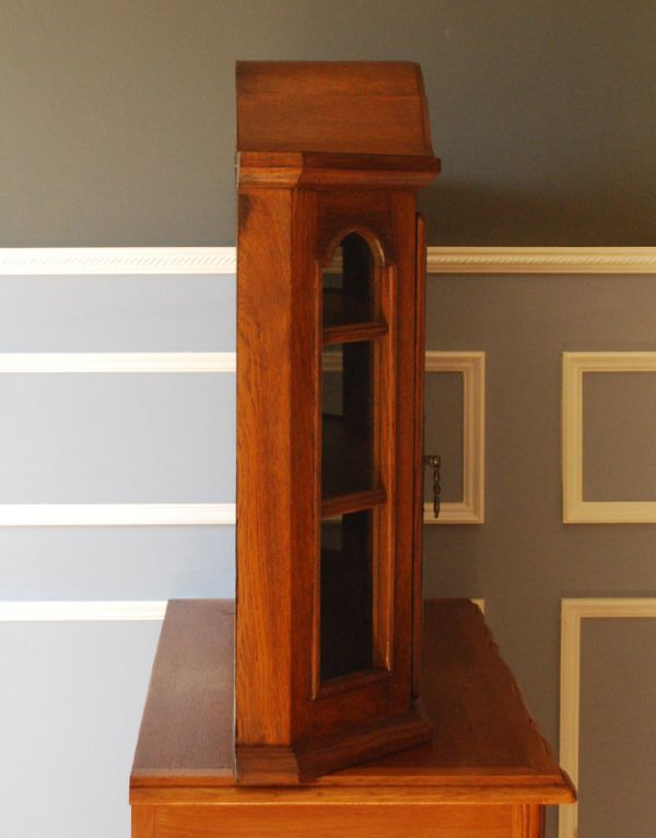 ウォールシェルフ・ウォールハンガー アンティーク家具 オシャレなアンティーク家具、壁に掛けても使えるウォールキャビネット。サイドもガラスなので、どこから見ても中のものが素敵に見えますよ。(j-1543-f)