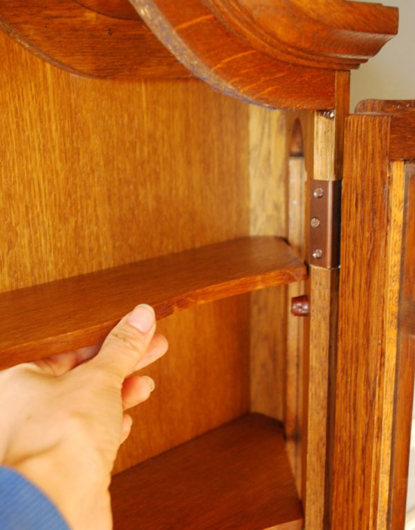 ウォールシェルフ・ウォールハンガー アンティーク家具 オシャレなアンティーク家具、壁に掛けても使えるウォールキャビネット。棚板は可動です。(j-1543-f)