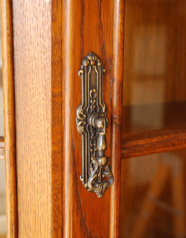 ウォールシェルフ・ウォールハンガー アンティーク家具 オシャレなアンティーク家具、壁に掛けても使えるウォールキャビネット。扉の取っ手です。(j-1543-f)