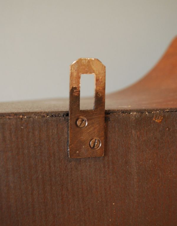 ウォールシェルフ・ウォールハンガー アンティーク家具 オシャレなアンティーク家具、壁に掛けても使えるウォールキャビネット。壁に付ける際は、しっかりとネジで固定してください。(j-1543-f)