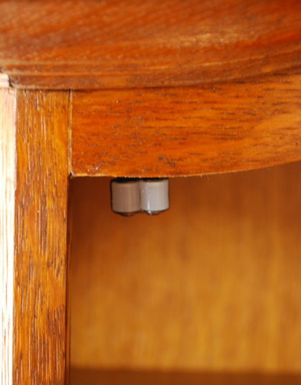 ウォールシェルフ・ウォールハンガー アンティーク家具 オシャレなアンティーク家具、壁に掛けても使えるウォールキャビネット。扉にはローラーキャッチャーがついているので、開け閉めもスムーズです。(j-1543-f)