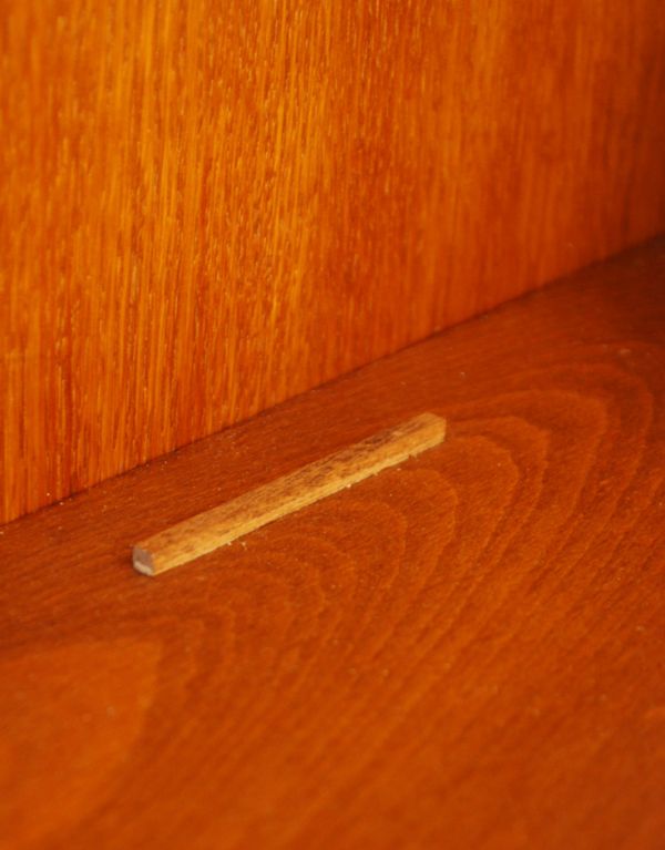 ウォールシェルフ・ウォールハンガー アンティーク家具 オシャレなアンティーク家具、壁に掛けても使えるウォールキャビネット。一番下の段はお皿を立ててディスプレイできる様になっています。(j-1543-f)