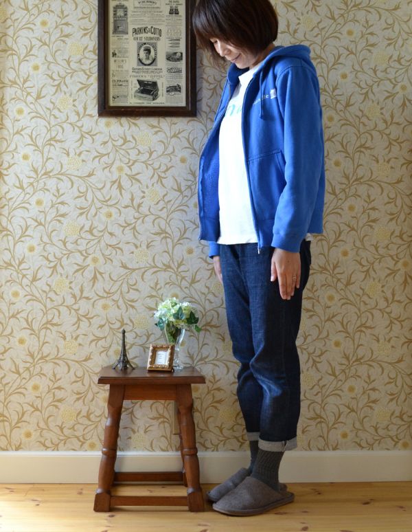 ロイドテーブル　アンティーク家具　英国スタイルのアンティーク家具、どこでも使えるスモールテーブル。玄関で花器を飾ったり、ソファの横に持ってくれば、ちょっとしたサイドテーブルに。(j-1544-f)