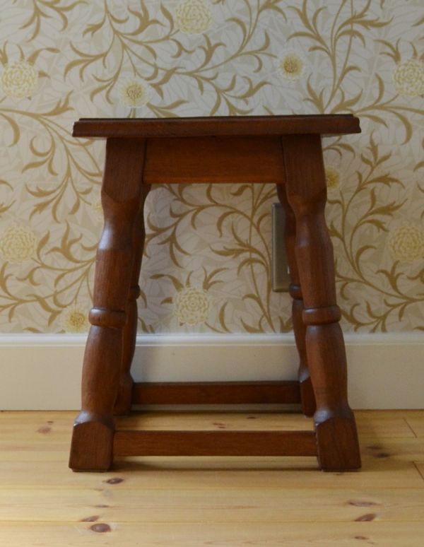 ロイドテーブル　アンティーク家具　英国スタイルのアンティーク家具、どこでも使えるスモールテーブル。きちんとメンテナンスしていますので、届いたその日からお使いいただけます。(j-1544-f)