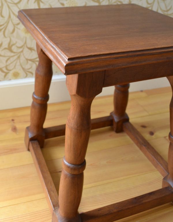 ロイドテーブル　アンティーク家具　英国スタイルのアンティーク家具、どこでも使えるスモールテーブル。縁にも装飾があります。(j-1544-f)