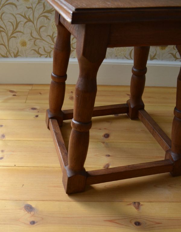 ロイドテーブル　アンティーク家具　英国スタイルのアンティーク家具、どこでも使えるスモールテーブル。脚には美しい装飾があります！しっかりテーブルを支えます。(j-1544-f)