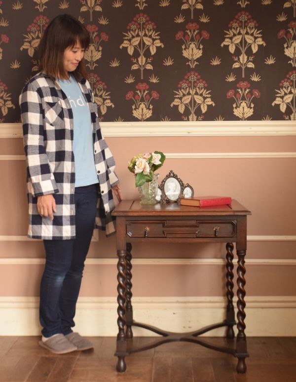 アンティークのテーブル　アンティーク家具　重厚感あるスリムなゲームテーブル、カッコイイ英国のアンティーク家具。お部屋の片隅に置いてあるだけでオシャレな空気に！落ち着きのある色なので、和室でもお使いいただけますよ。(j-1545-f)