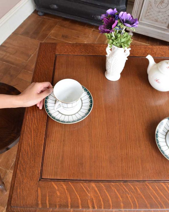 アンティークのテーブル　アンティーク家具　重厚感あるスリムなゲームテーブル、カッコイイ英国のアンティーク家具。お茶をしたり、物書きをしたり、パソコンを置いて仕事をしたりも出来るしっかりしたキレイな天板です。(j-1545-f)