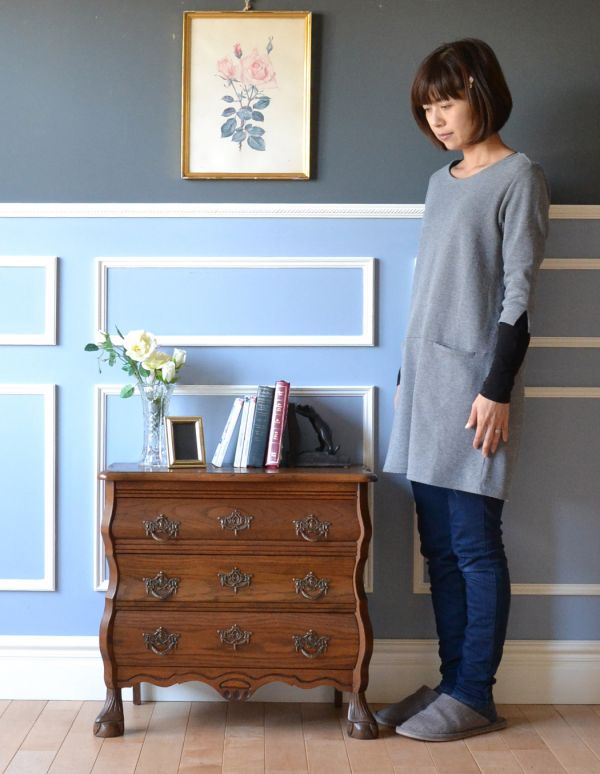 アンティークのチェスト　アンティーク家具　エレガントなアンティークフレンチ家具、小さい３段チェスト（コモード）。高級感があって女性らしい優しい曲線。(j-1546-f)