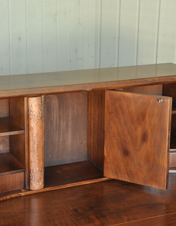 ビューロー アンティーク家具 アンティークのフレンチ家具、ウォルナット材のライティングビューロー(デスク)。小さな扉が付いています。(j-1547-f)