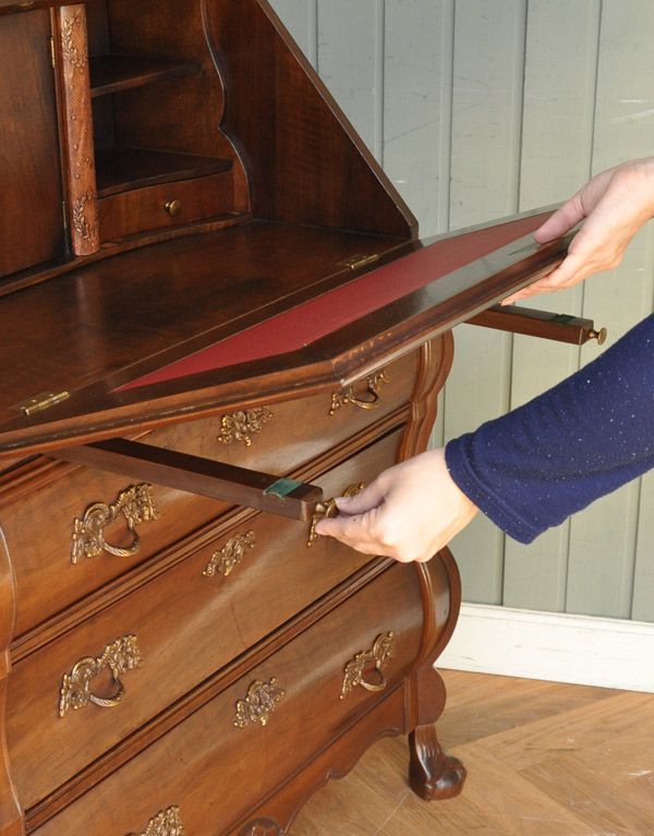 ビューロー アンティーク家具 アンティークのフレンチ家具、ウォルナット材のライティングビューロー(デスク)。ビューローの支えであるバーは、両サイドに付いています。(j-1547-f)