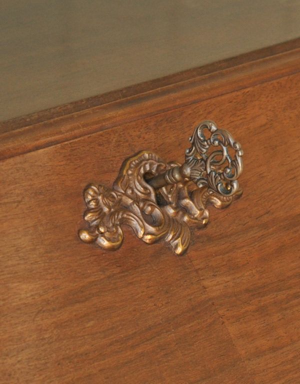 ビューロー アンティーク家具 アンティークのフレンチ家具、ウォルナット材のライティングビューロー(デスク)。ビューローの取っ手は鍵です。(j-1547-f)