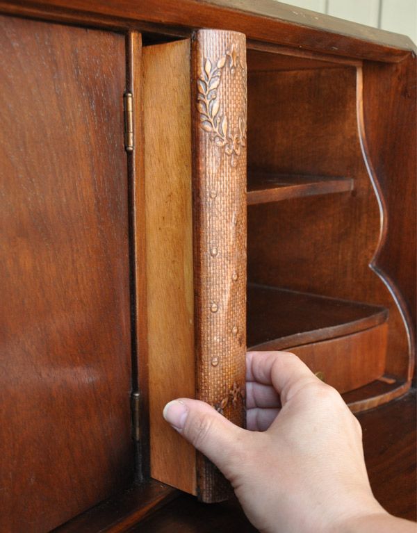 ビューロー アンティーク家具 アンティークのフレンチ家具、ウォルナット材のライティングビューロー(デスク)。実はこれも引き出しです。(j-1547-f)