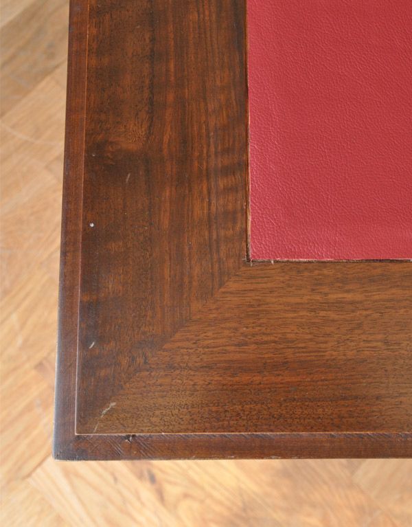 ビューロー アンティーク家具 アンティークのフレンチ家具、ウォルナット材のライティングビューロー(デスク)。高級感溢れる赤いレザーが貼られています。(j-1547-f)